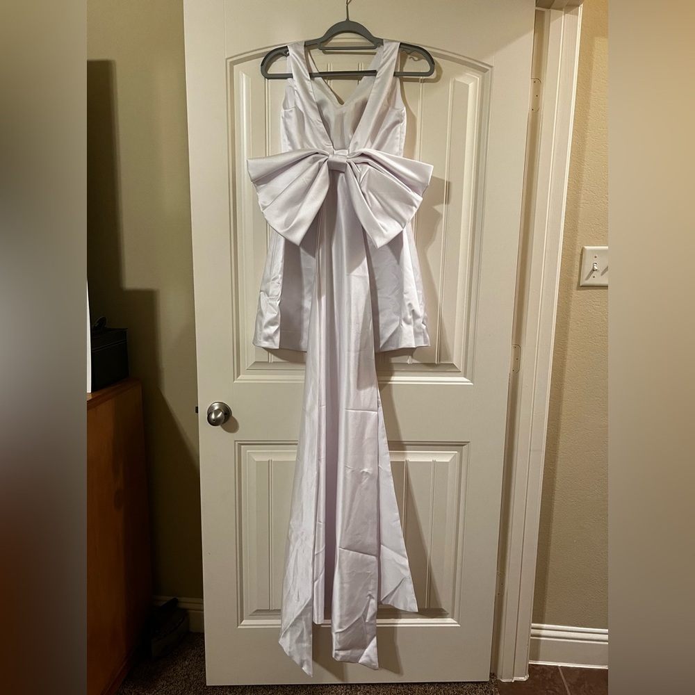 Elegant White Mini Dress with Bow Detail